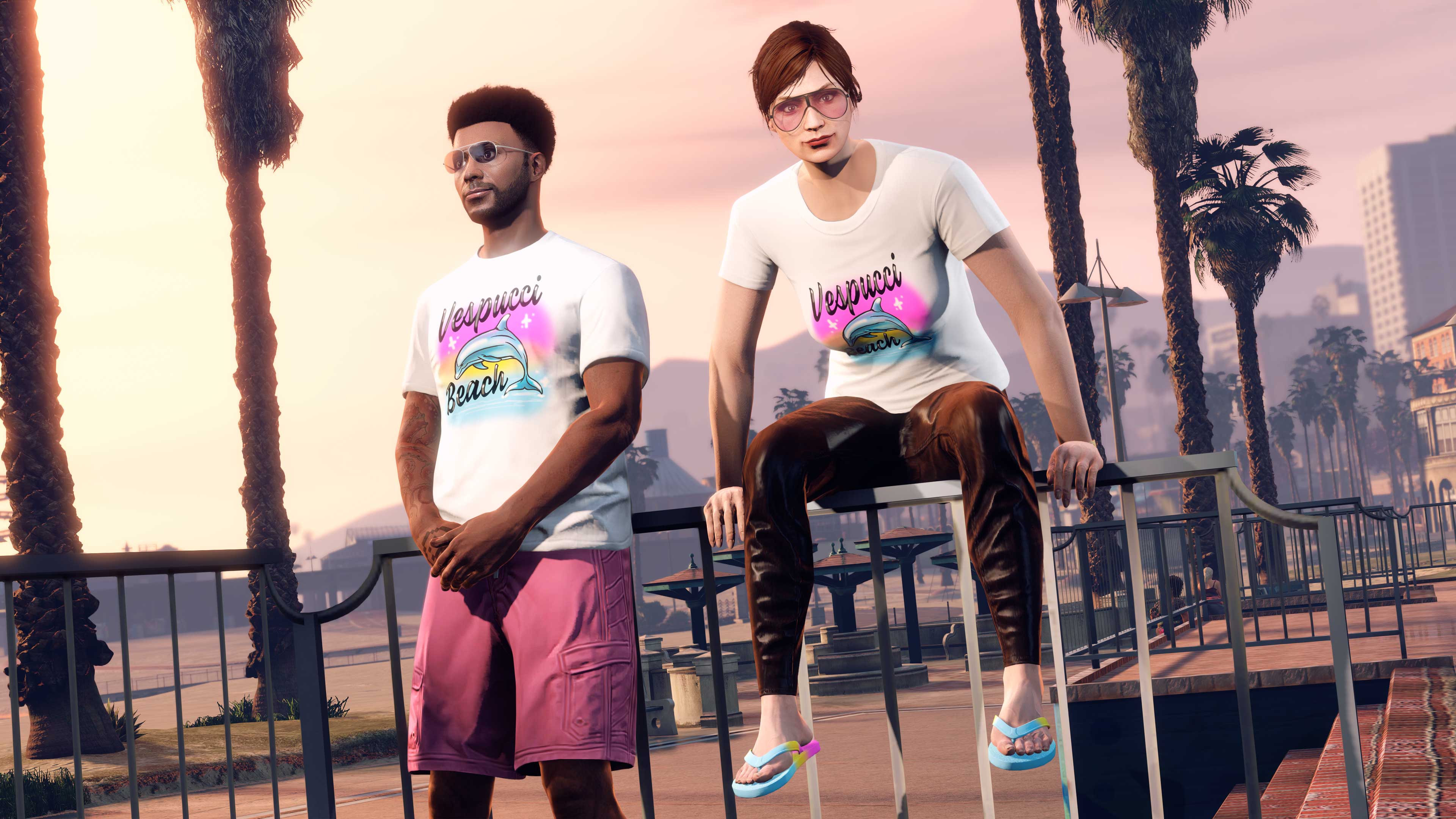 两名 GTA 在线模式角色靠着栏杆在摆姿势，身穿威斯普奇海滩人字拖和白色威斯普奇海滩 T 恤，T 恤上一只海豚飞跃在紫色、桃粉色和浅蓝色的背景上。