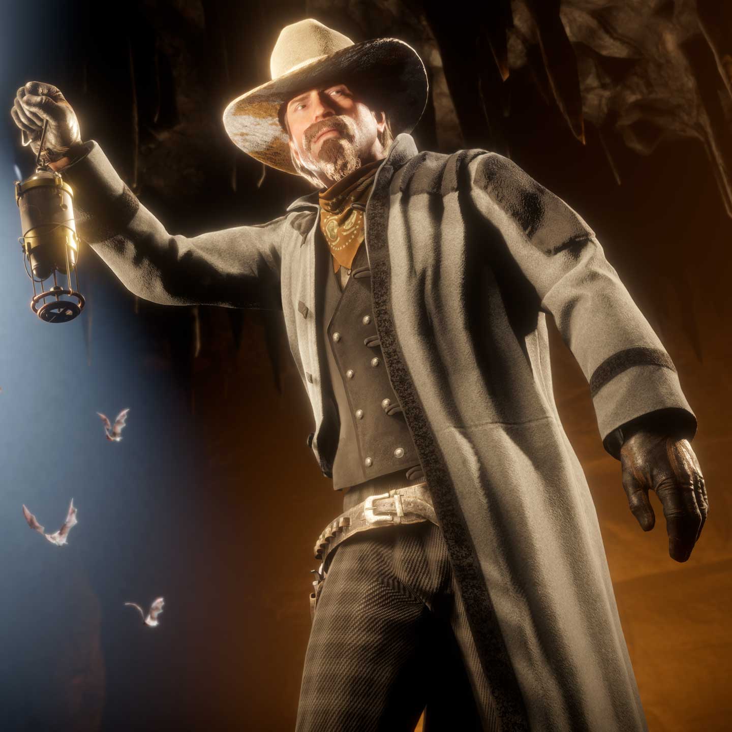 一名 Red Dead 在线模式角色在一个被火光点亮的山洞里提着灯，同时一群蝙蝠向山洞外的亮光飞去。