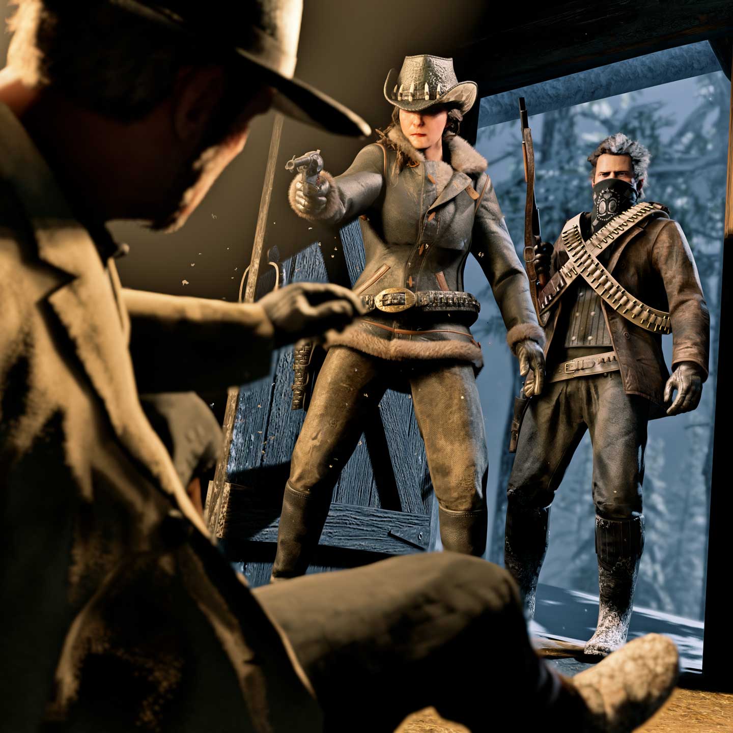 一名受惊的人倒在一间小屋的地板上，抬头看着两名 Red Dead 在线模式角色，这两名角色看上去令人生畏，其中一名角色用手枪瞄准着受惊之人。