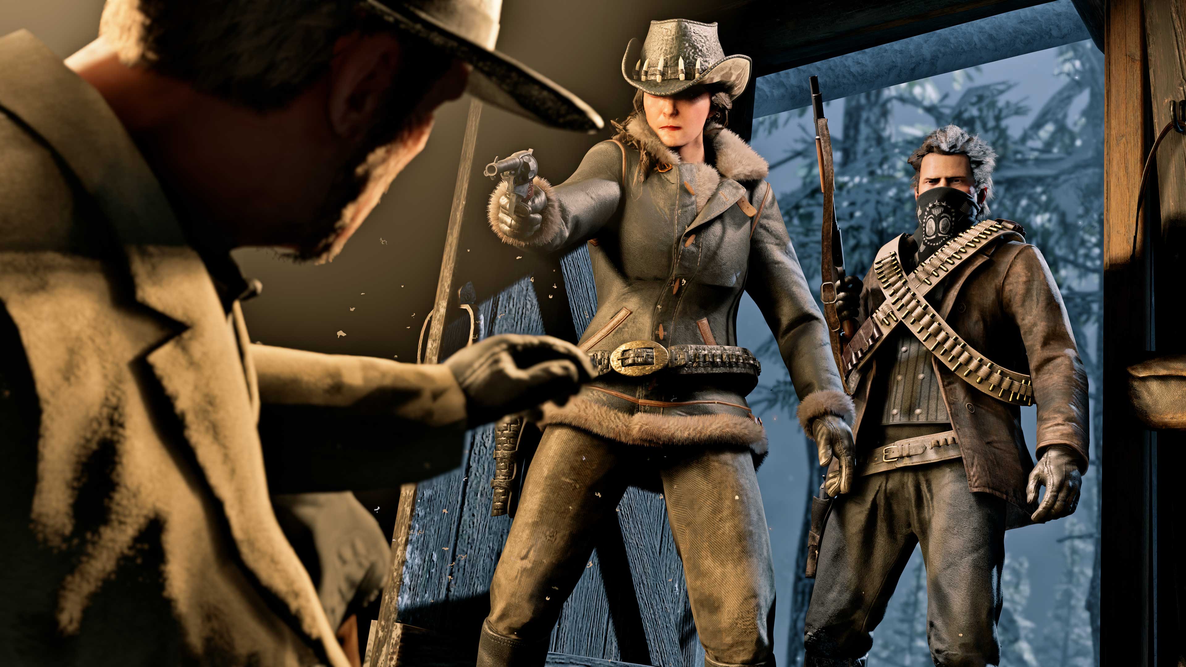 一名受惊的人倒在一间小屋的地板上，抬头看着两名 Red Dead 在线模式角色，这两名角色看上去令人生畏，其中一名角色用手枪瞄准着受惊之人。