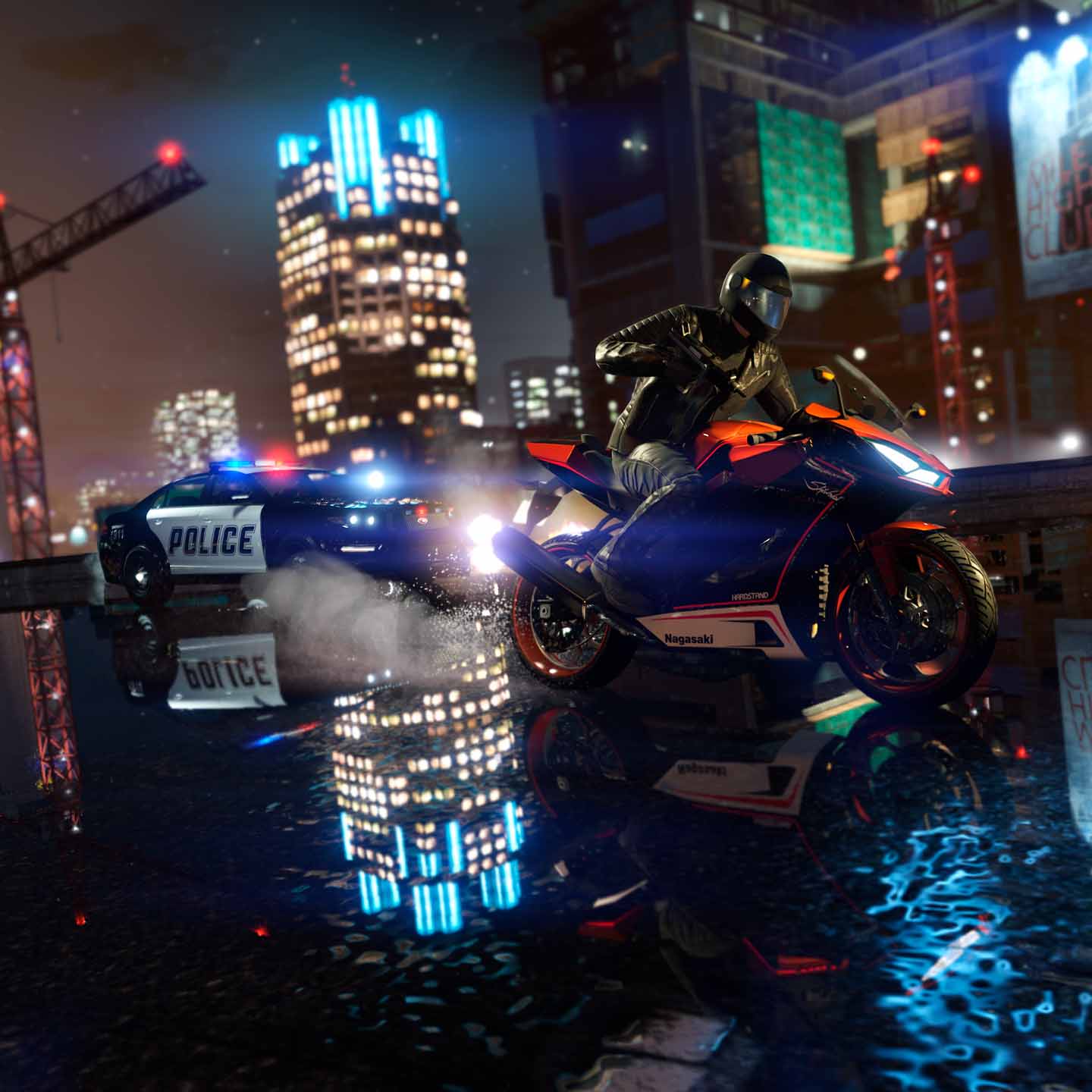 一辆警车追逐一名骑摩托车的 GTA 在线模式角色。