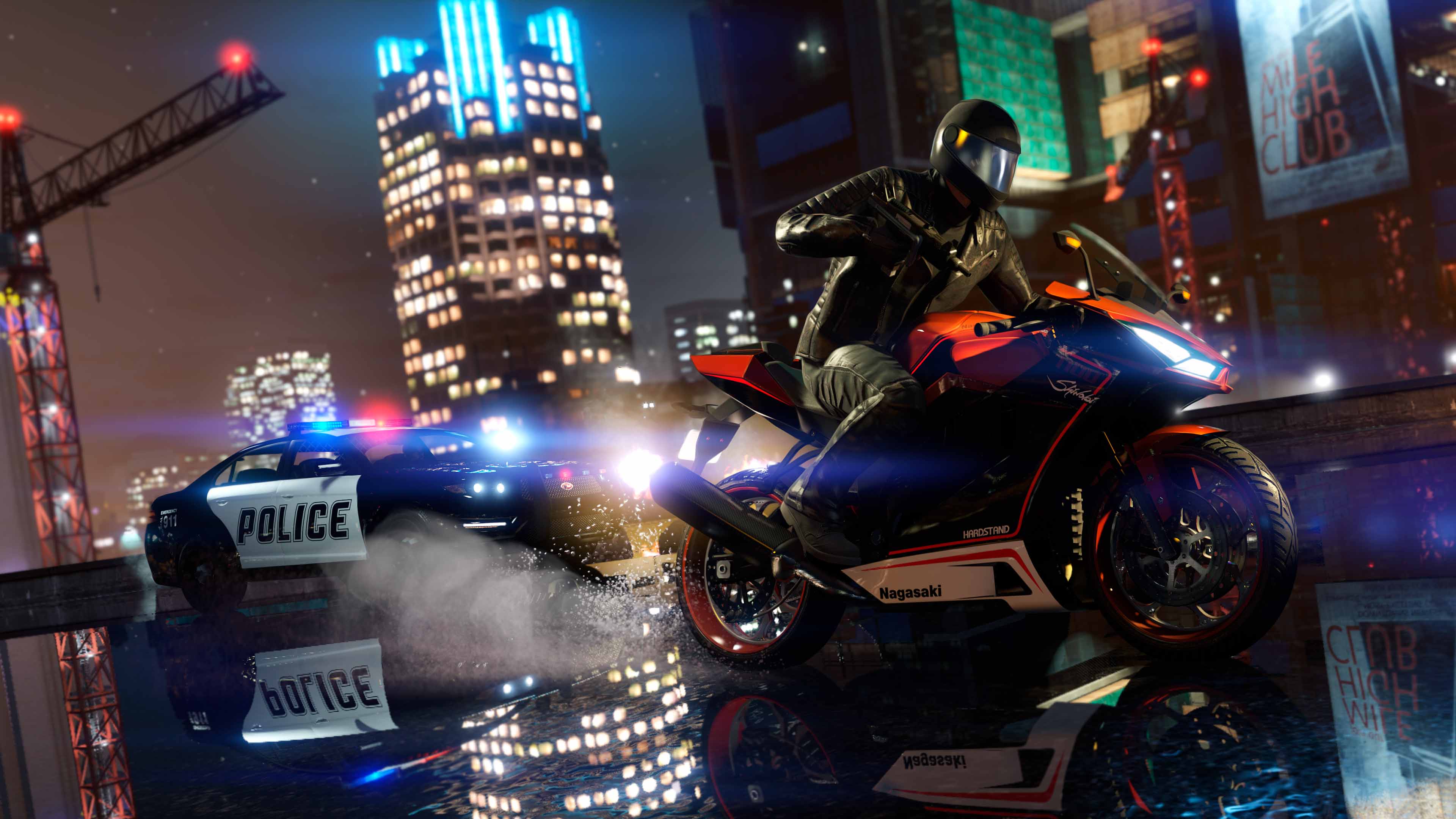 一辆警车追逐一名骑摩托车的 GTA 在线模式角色。