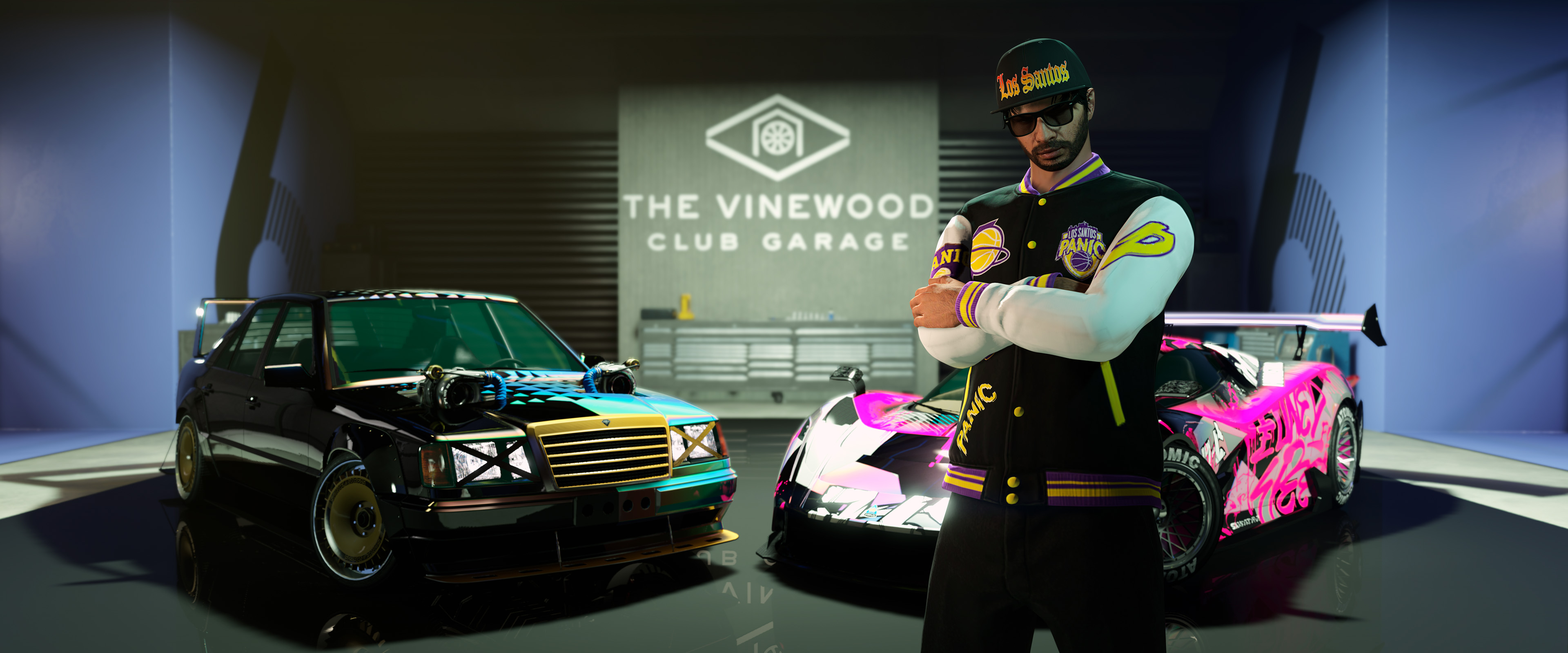 一名 GTA 在线模式角色站在好麦坞俱乐部车库中的两辆载具前。