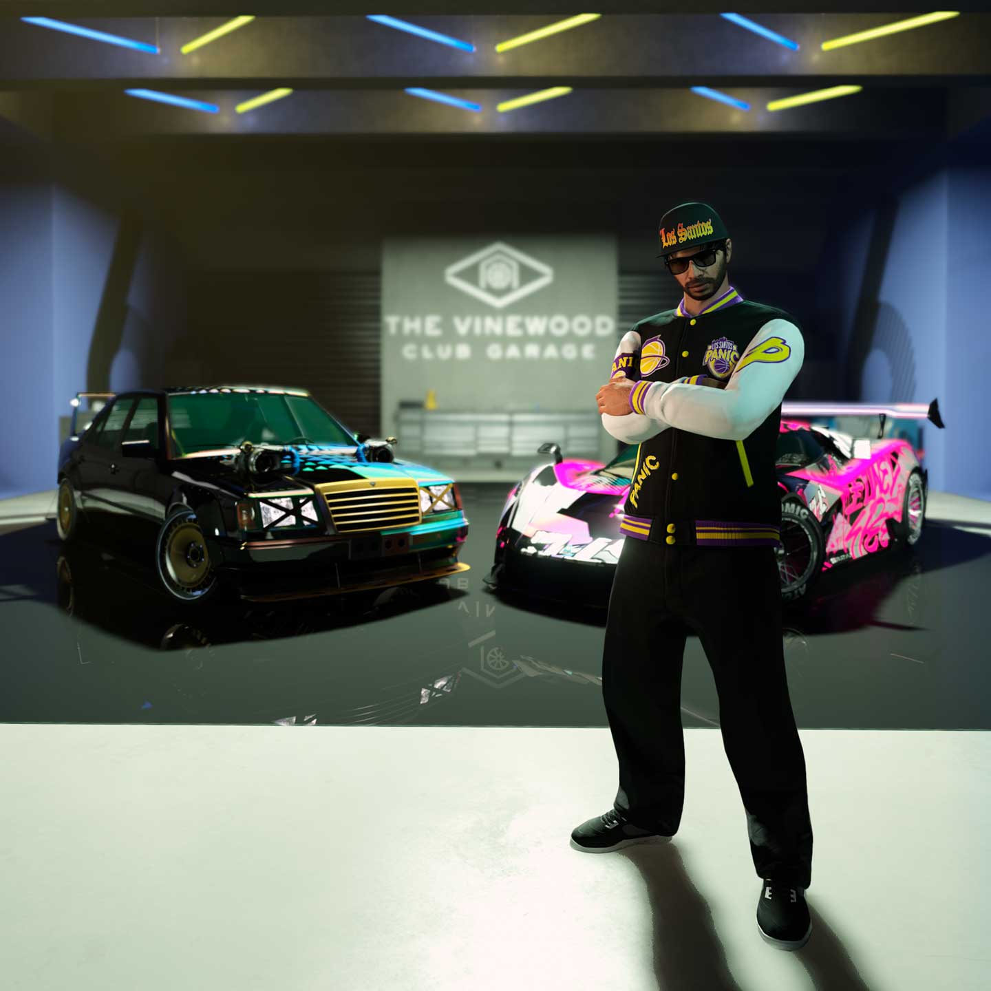 一名 GTA 在线模式角色站在好麦坞俱乐部车库中的两辆载具前。