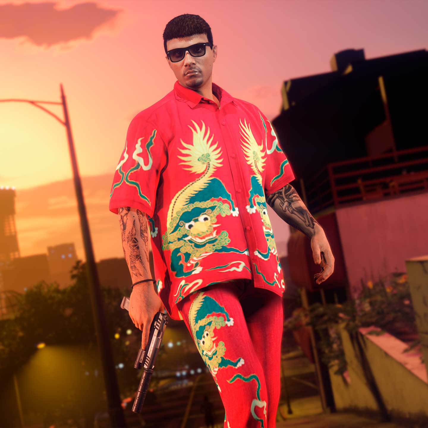 GTA 在线模式角色穿着 SC 祥龙红色翻领衬衫和刺绣裤子的图片