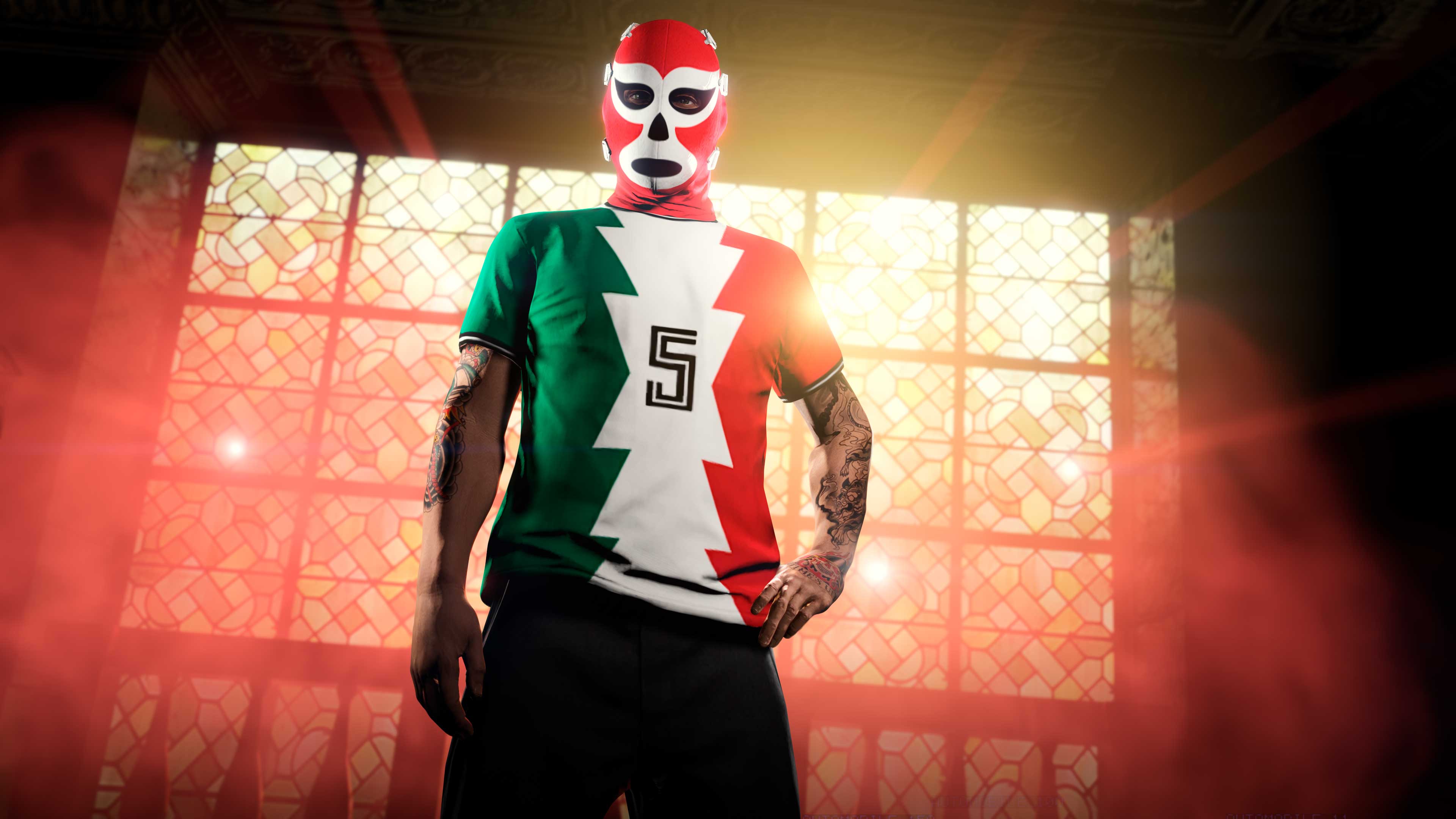 一名 GTA 在线模式角色穿着绿、白、红三色的五月五日 T 恤，衣服胸前印着数字 5，同时戴着红白相间的五月五日面具。