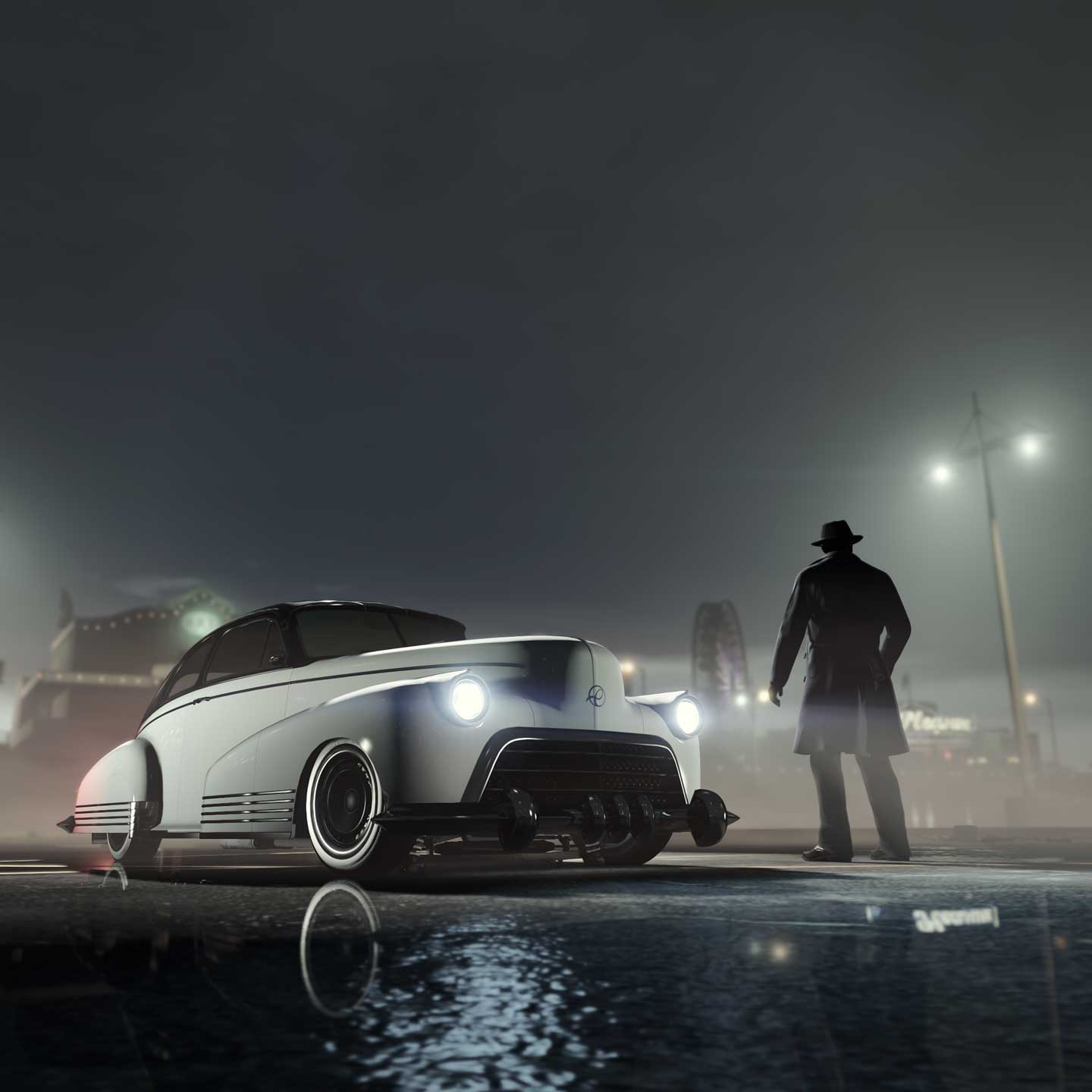 一辆白色三门卡拉斯科百老汇，旁边站着一名 GTA 在线模式角色，身穿由灰色大衣和灰色软呢帽组成的奢华套装。