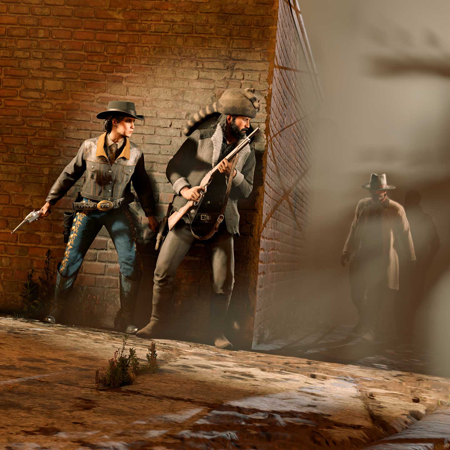 两名隐蔽起来的 Red Dead 在线模式角色，穿着职业奖励的衣服。一名不法之徒来势汹汹地从阴影里向他们走来。