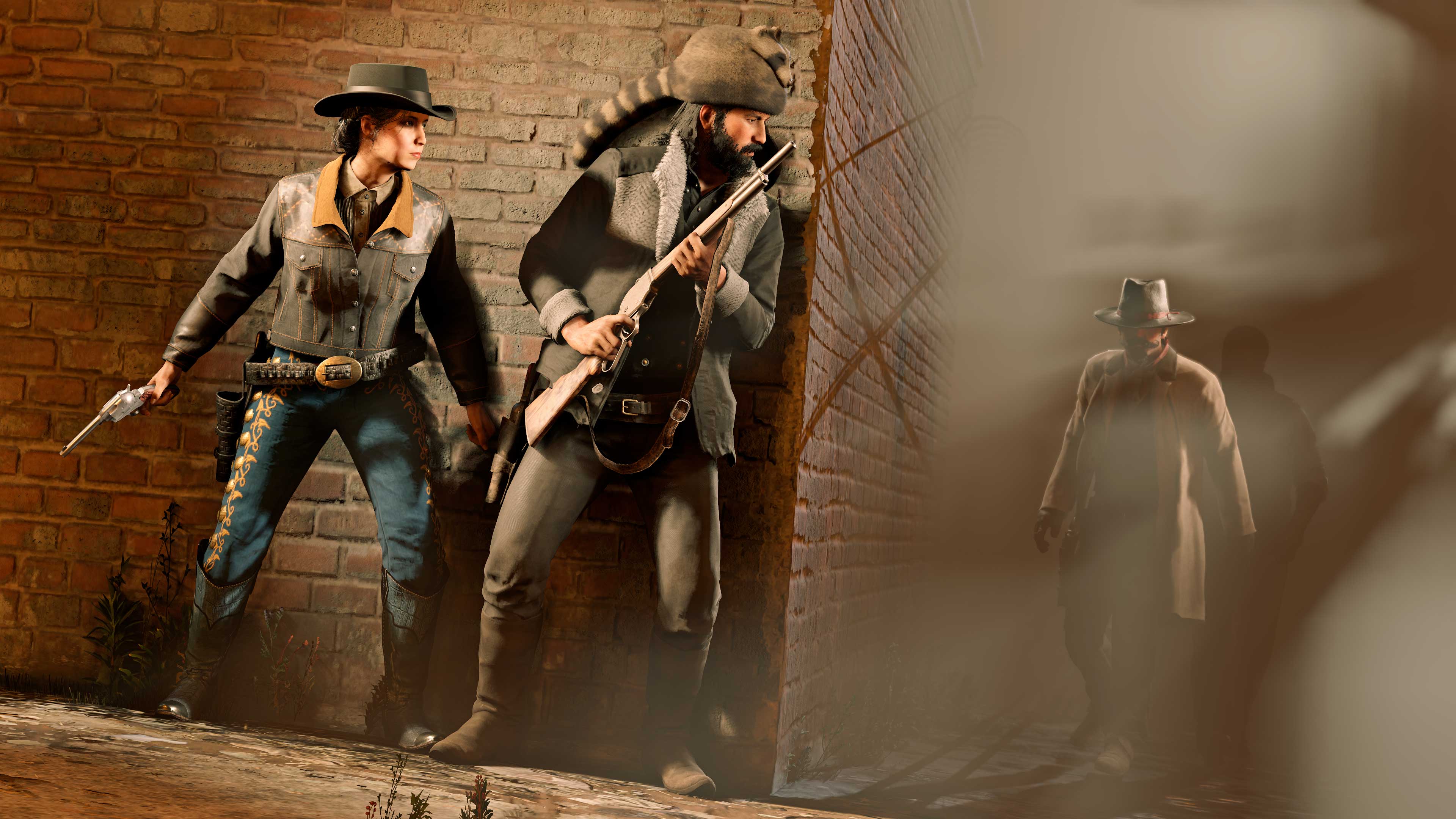 两名隐蔽起来的 Red Dead 在线模式角色，穿着职业奖励的衣服。一名不法之徒来势汹汹地从阴影里向他们走来。