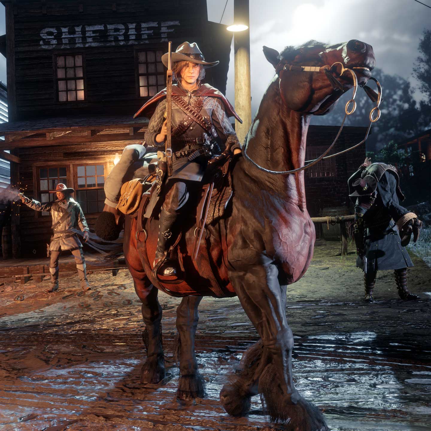 一名持枪的 Red Dead 在线模式角色骑着一匹嘶鸣的马，另一名角色在画面外开枪，还有一名角色扛着一名被捆绑的人。