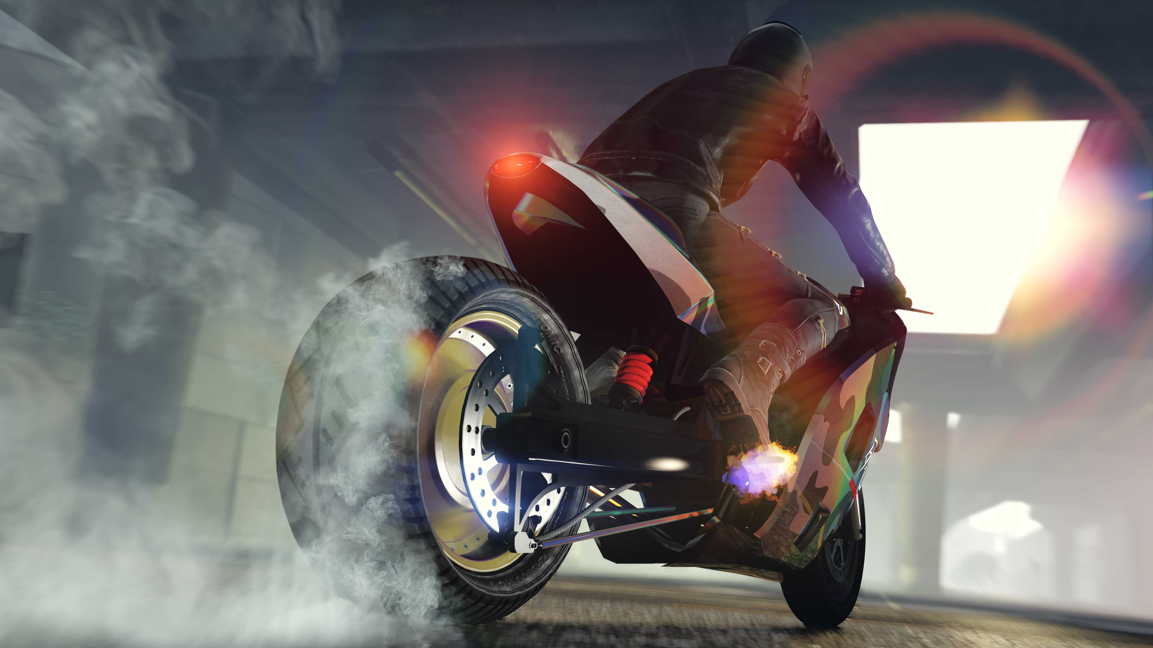 GTA 在线模式玩家正在旋转一辆涂有洋红色/黄色幻彩变色龙轮漆的摩托车的车轮。