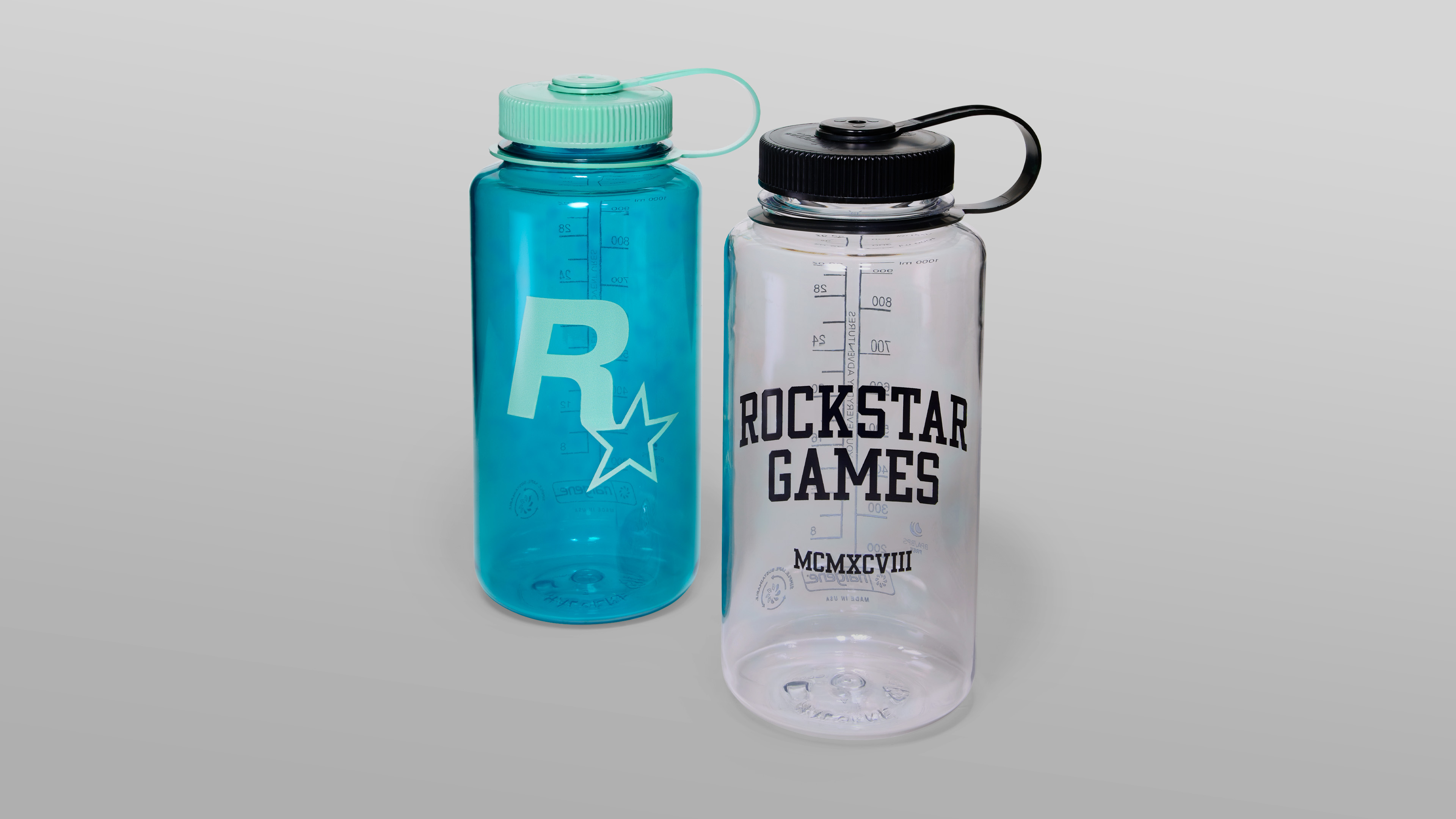 一只蓝色透明水壶和一只全透明水壶，两件物品上均有Rockstar Games标志。