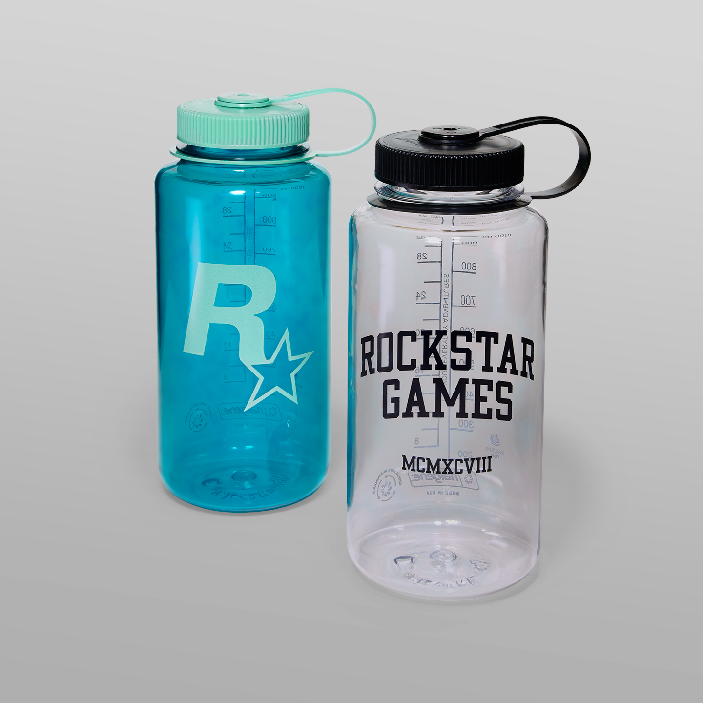 一只蓝色透明水壶和一只全透明水壶，两件物品上均有Rockstar Games标志。