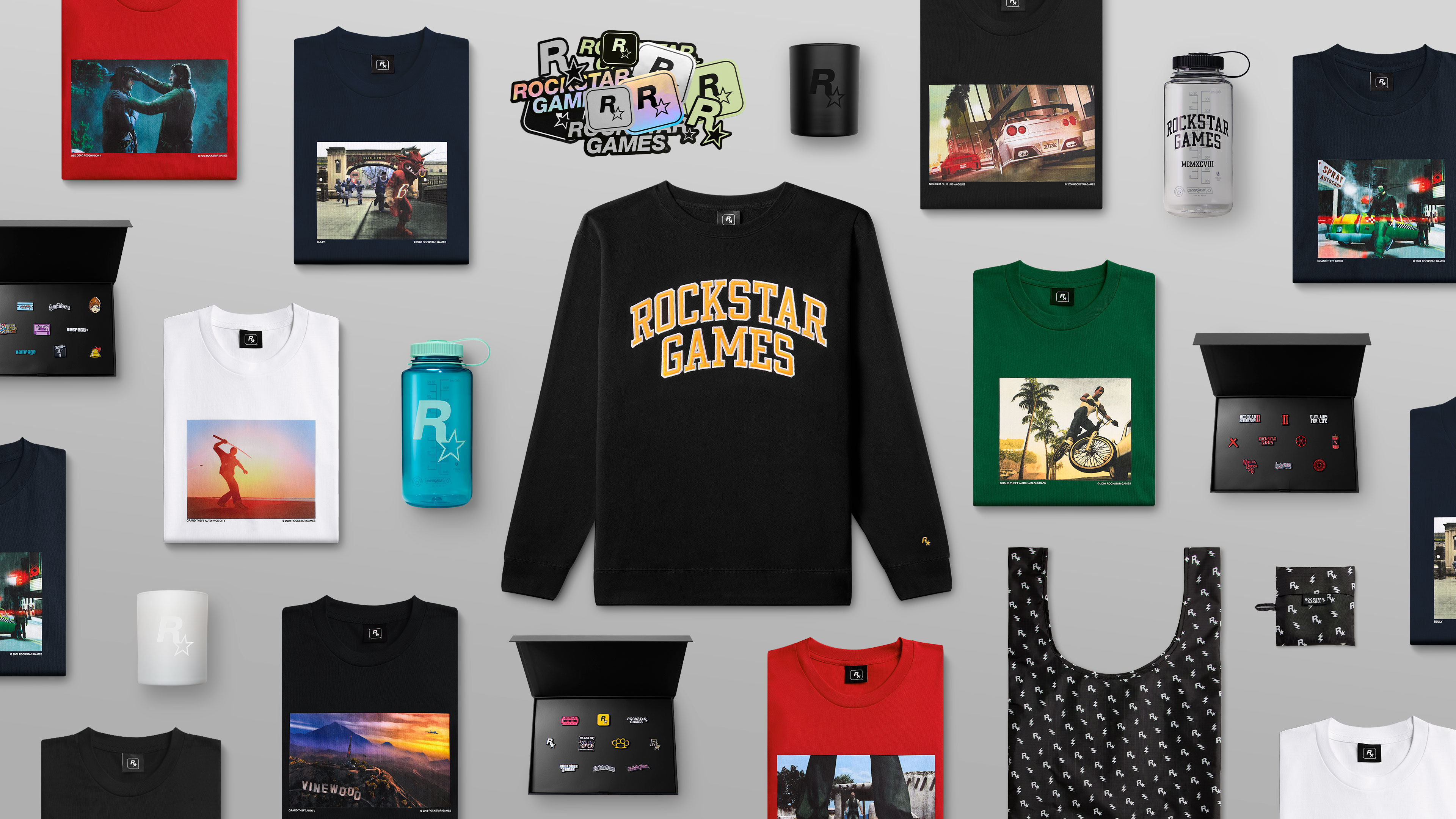 各种Rockstar Games收藏品和服饰，图片中央是有着橙色Rockstar Games字样的黑色圆领运动衫。