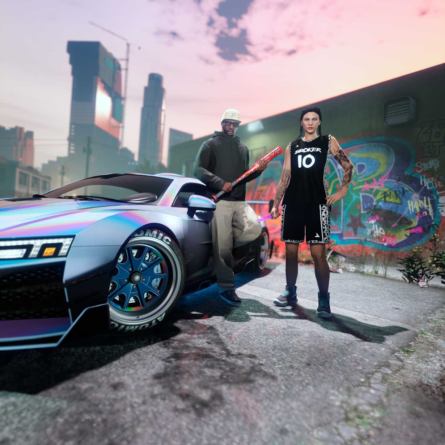 两个 GTA 在线模式角色站在一辆车旁边，其中一个将脚放在车门上，另一个则靠在车上，手里拿着球棒。