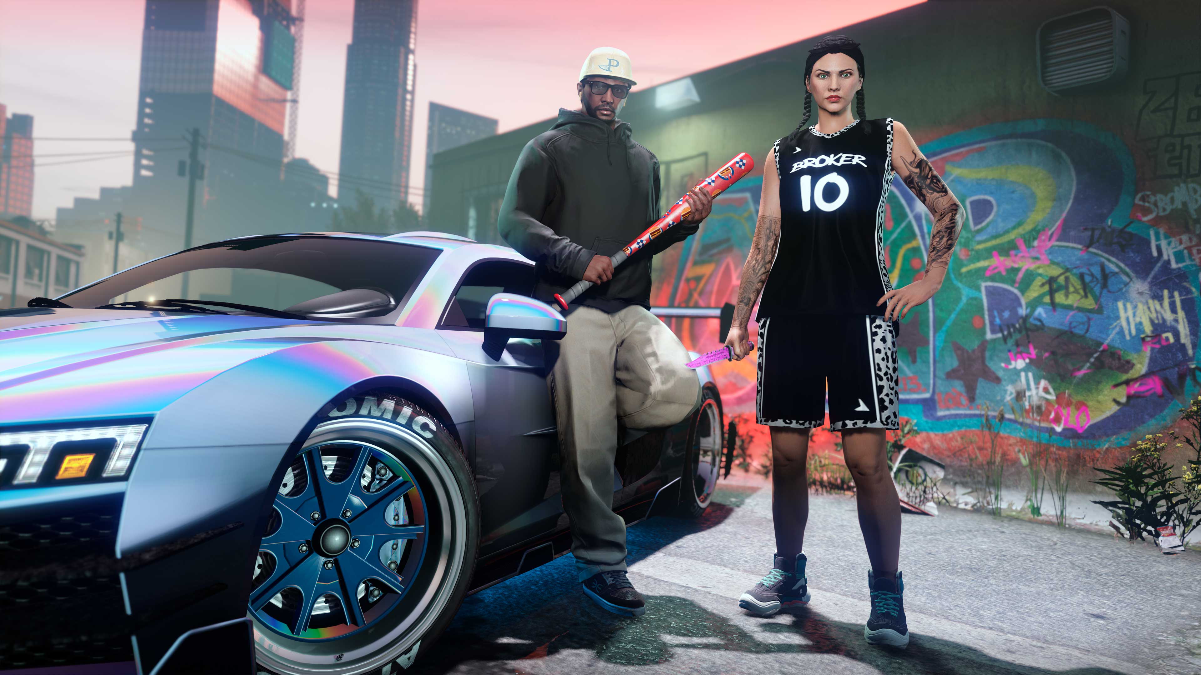 两个 GTA 在线模式角色站在一辆车旁边，其中一个将脚放在车门上，另一个则靠在车上，手里拿着球棒。