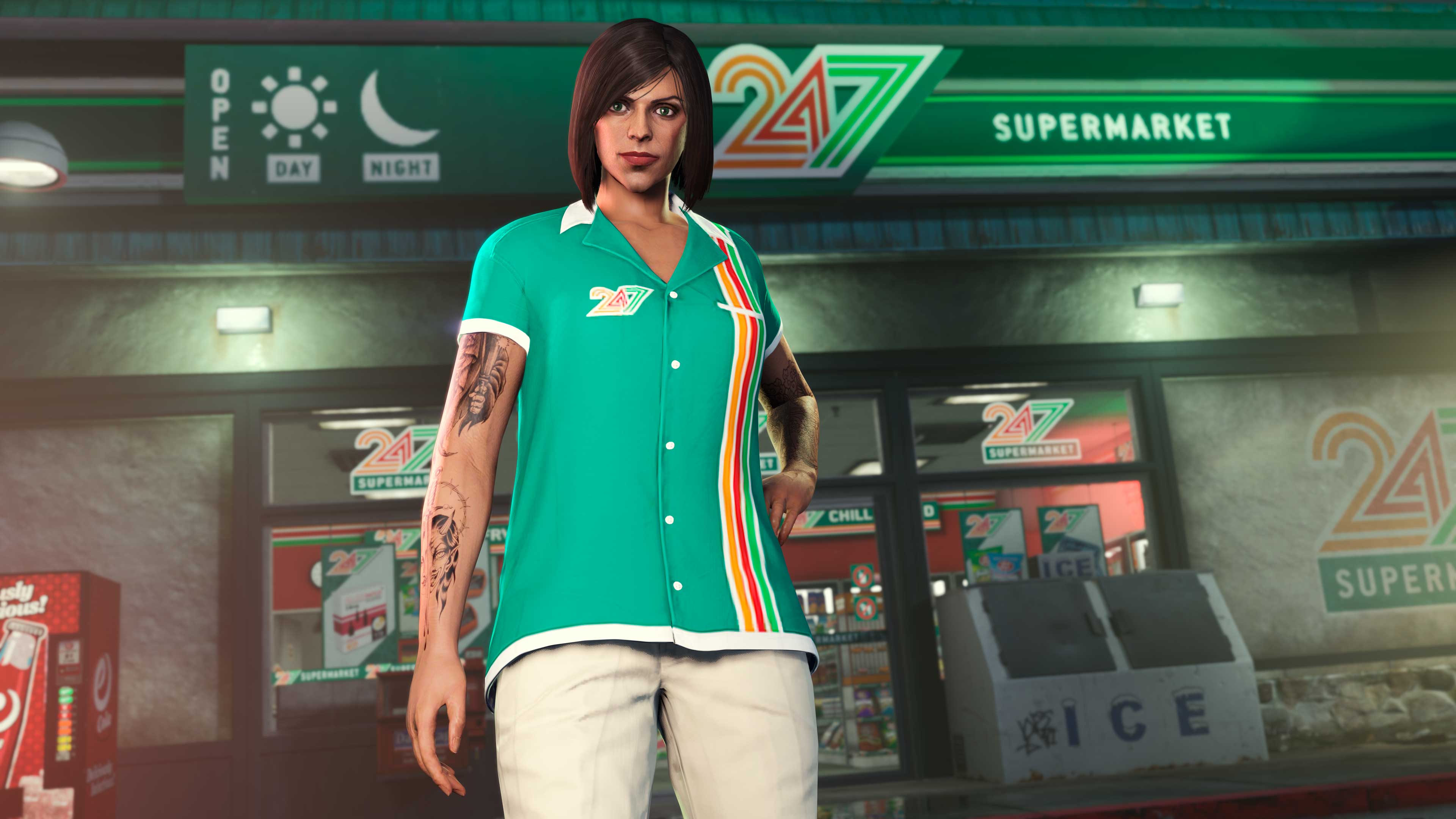 GTA 在线模式角色穿着绿色 247 衬衫和卡其色 247 奇诺长裤，衬衫左侧有黄色、红色和绿色垂直条纹。