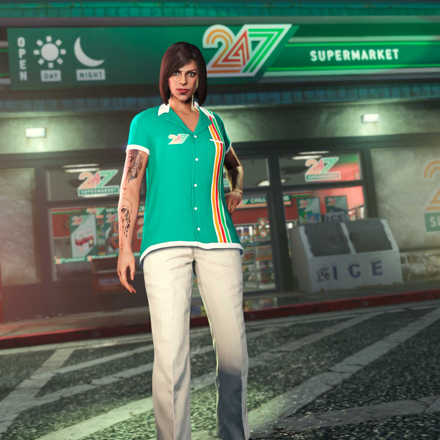 GTA 在线模式角色穿着绿色 247 衬衫和卡其色 247 奇诺长裤，衬衫左侧有黄色、红色和绿色垂直条纹。