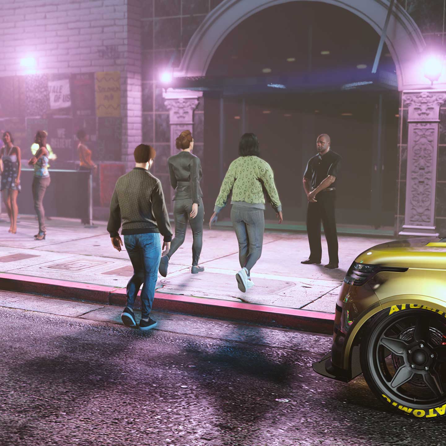 GTA 在线模式角色走向一家夜店，一名保镖站在夜总会门前。