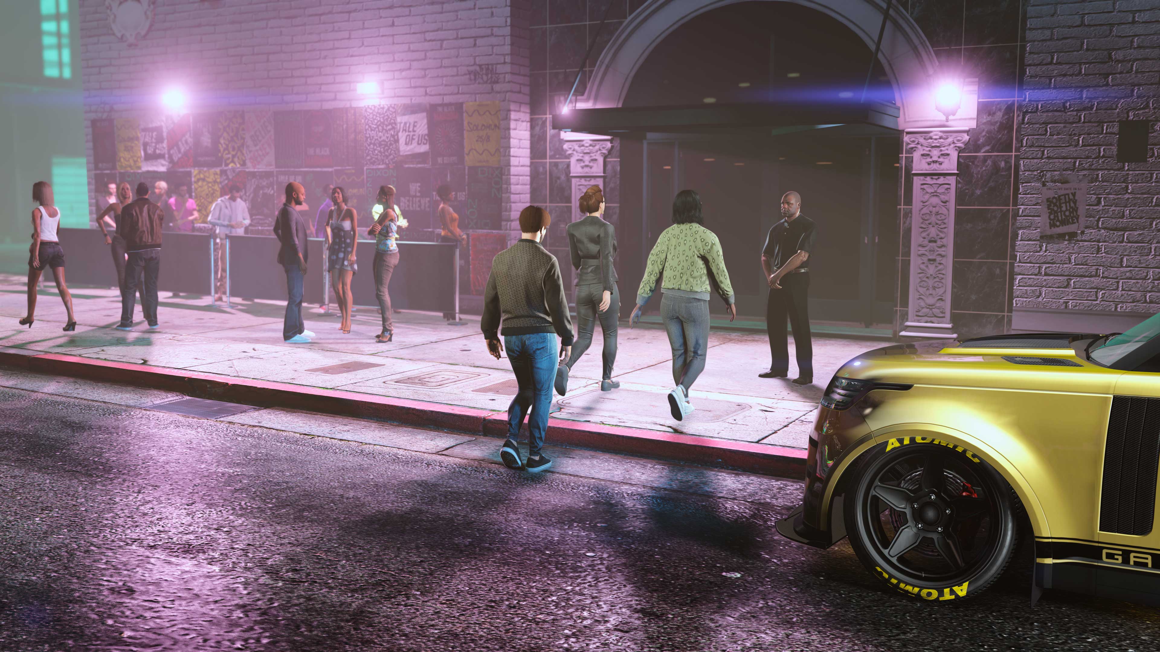 GTA 在线模式角色走向一家夜店，一名保镖站在夜总会门前。