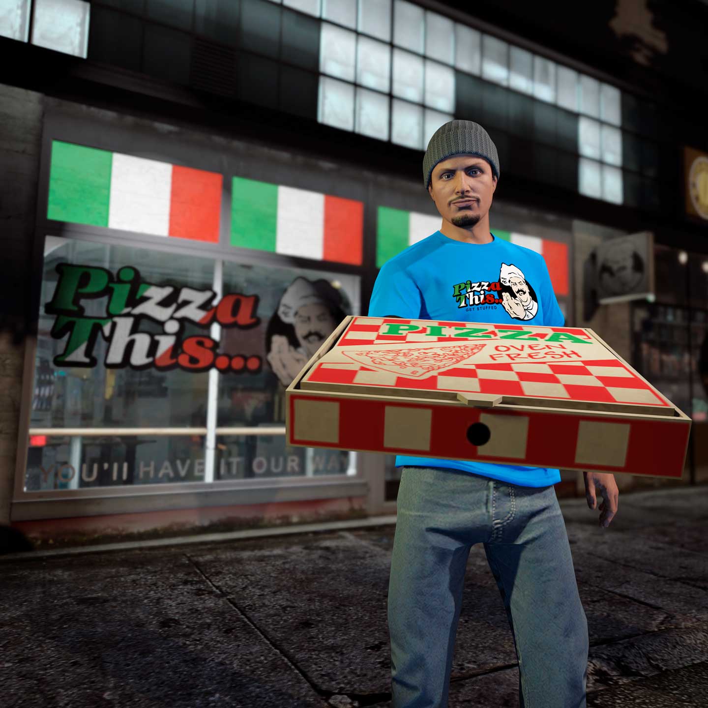 一名 GTA 在线模式角色穿着蓝色的“这家披萨”T 恤站在披萨店外，手中拿着披萨盒。