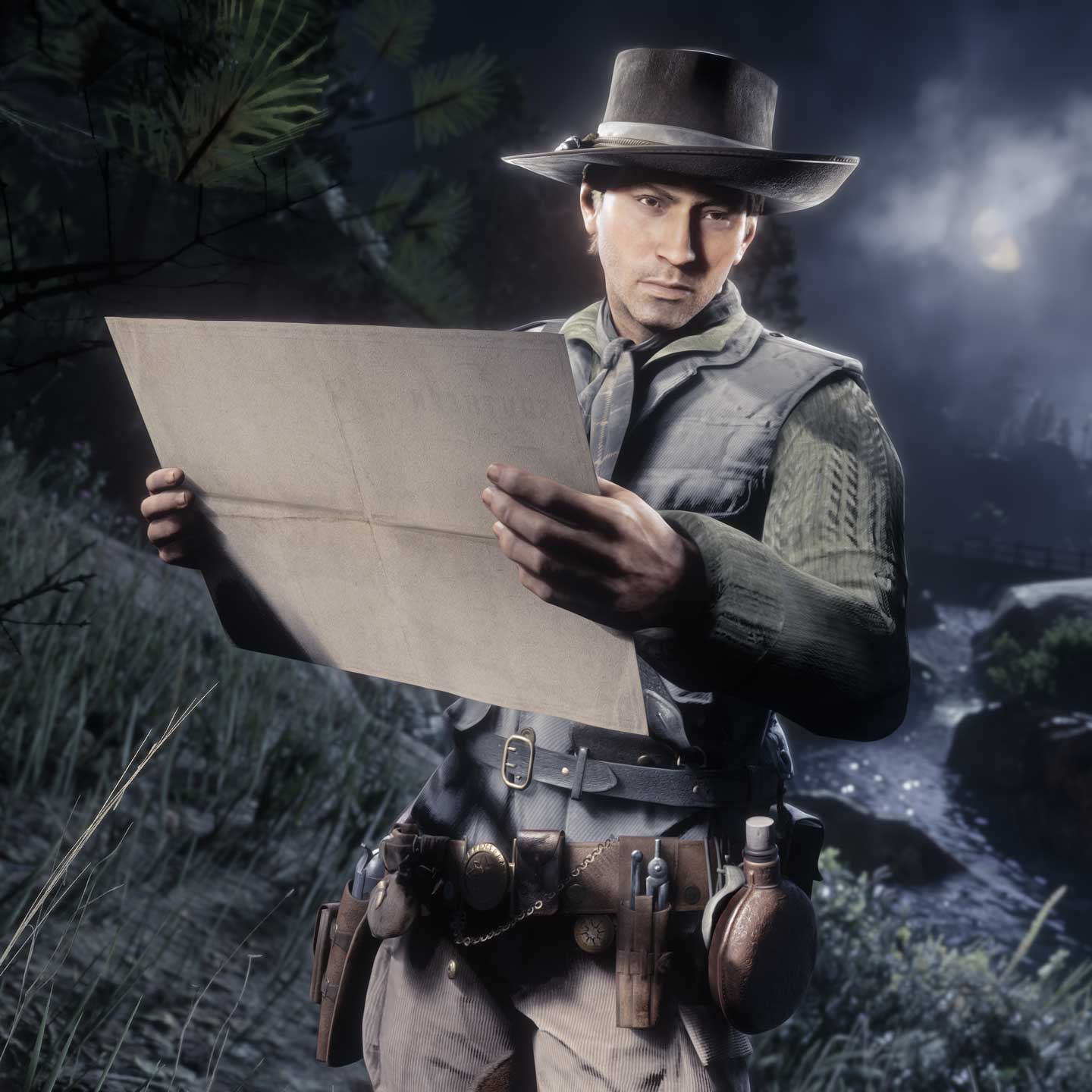 一名 Red Dead 在线模式角色在月光下拿着地图看向画面外。